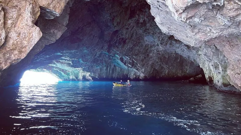 Uživajte u vožnji gliserom, dok obilazite najljepše znamenitosti Boke