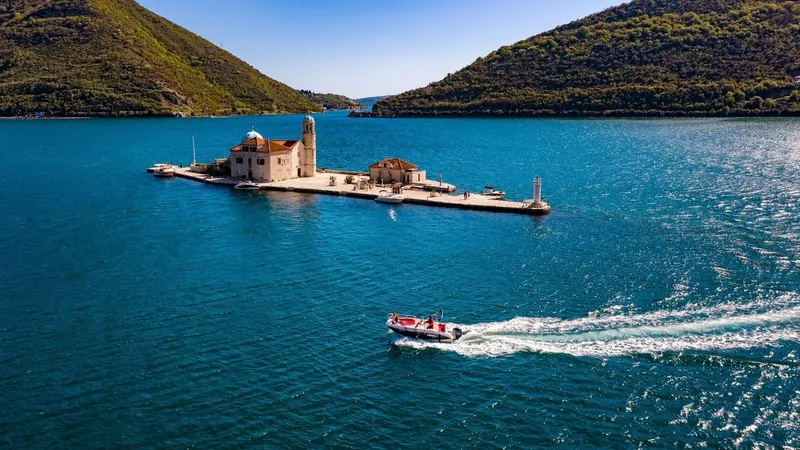 Tura gliserom (Tivat-Perast-Gospa od Škrpjela-Plava špilja-podmornički tuneli-Tivat)