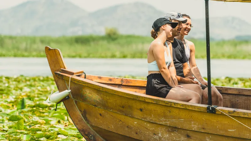 Lake Skadar: Traditional wooden boat ride to the Kom Monastery