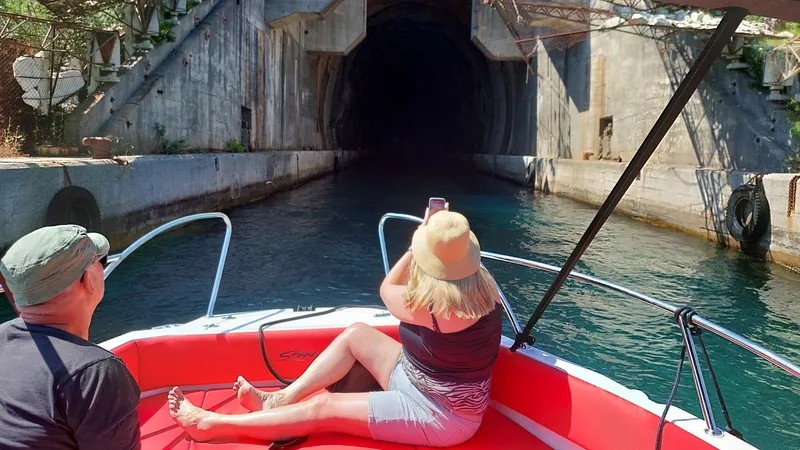 Tura gliserom (Tivat-Ostrvo cvijeća-Sveti Marko-Gospa od Milosti-podmornički tuneli-Tivat)