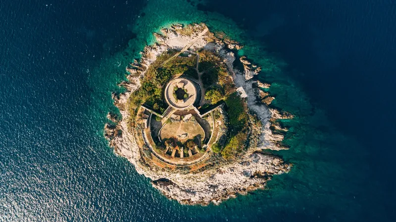 Privatna tura - Istraživanje zaliva sa kupanjem u Plavoj Špilji