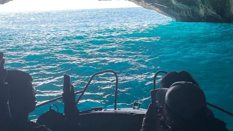 Grupna tura – Plava Špilja, Podmornički tunel i Gospa od Škrpjela (3 sata)